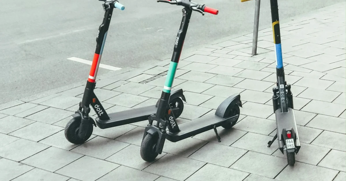 Monopattino elettrico parcheggiato su marciapiede con segnaletica stradale, nuove multe Codice della Strada