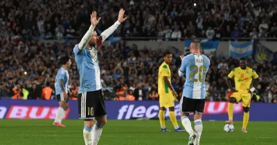 Messi chiude l'avventura in Nazionale con un 3-0 al Benin, due assist e un gol su rigore