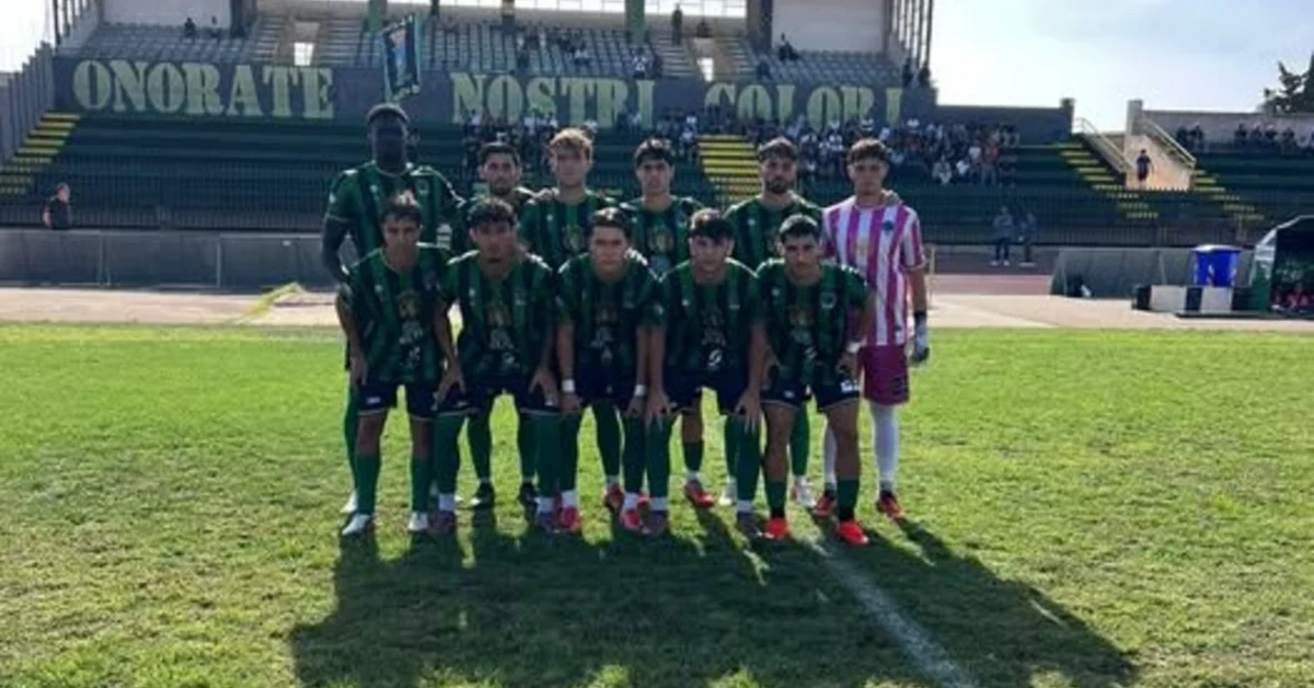 Giocatori dello Sciacca in campo al Gurrera durante il pareggio 0-0 contro il Kamarat in Coppa Italia