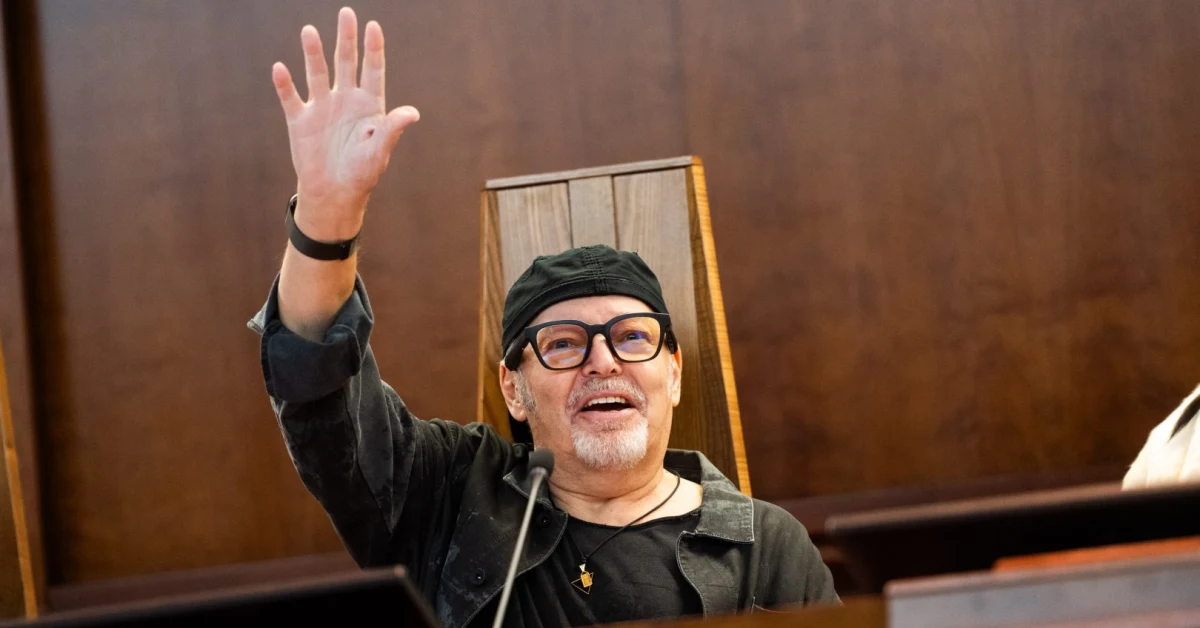 Vasco Rossi riceve il dottorato honoris causa in Politica e Comunicazione all'Università di Salerno davanti a una folla