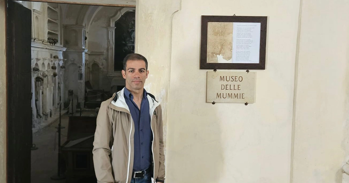 Visitatore davanti all’ingresso del Museo delle Mummie di Burgio in provincia di Agrigento