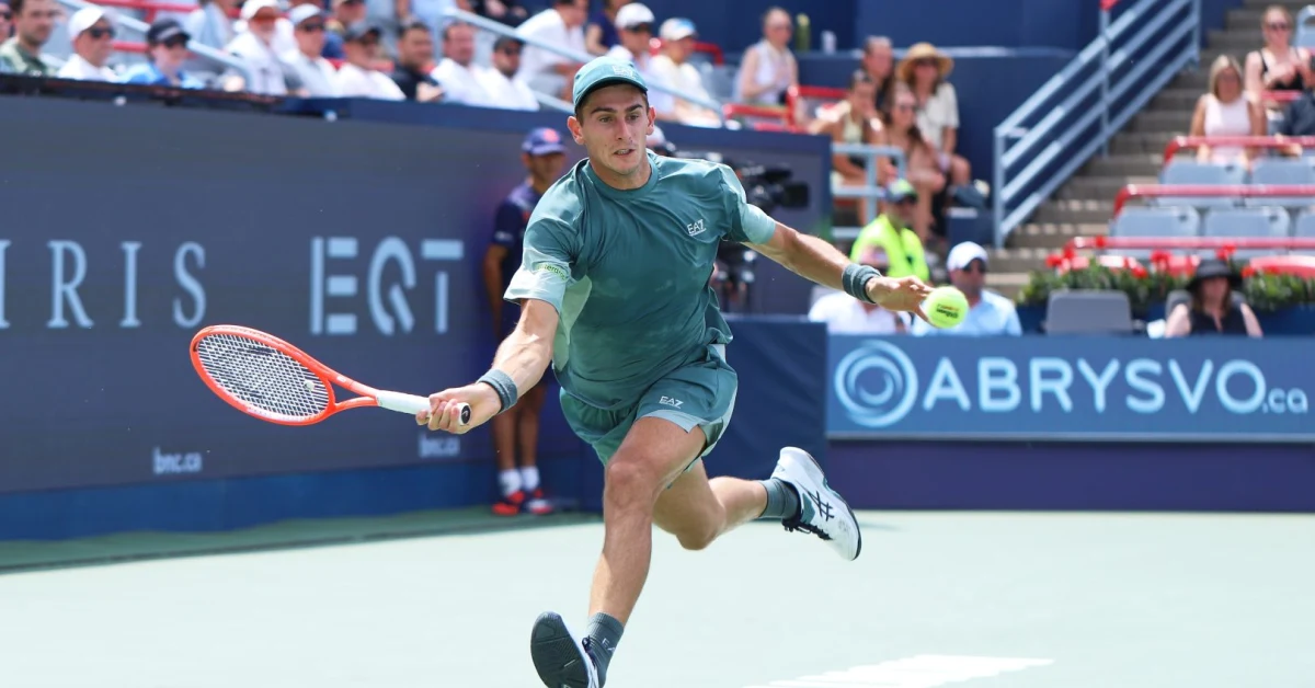 Matteo Arnaldi esulta dopo la vittoria su Bernard Tomic al primo turno del Rolex Shanghai Masters