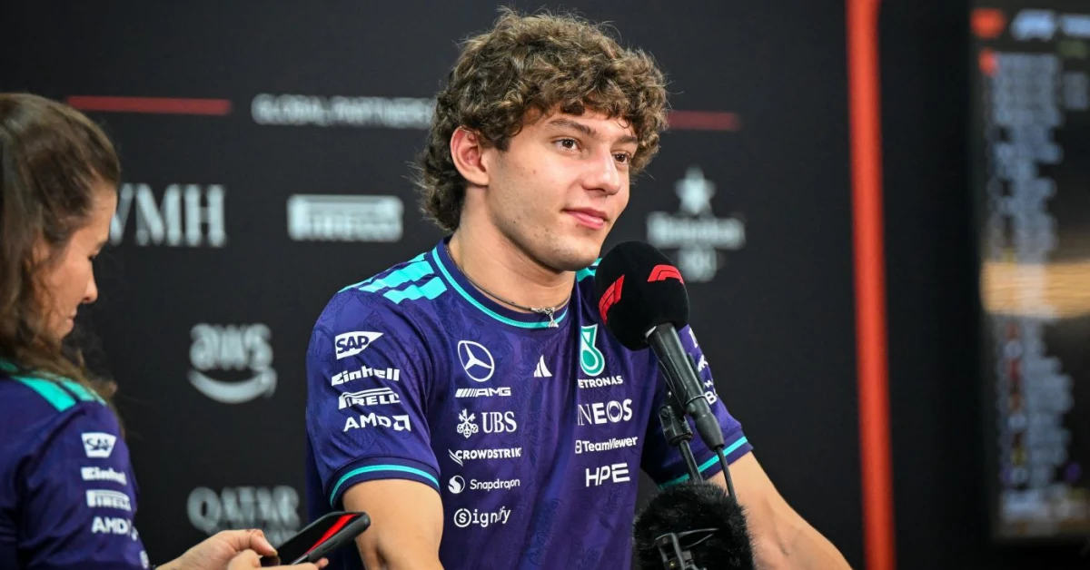 Andrea Kimi Antonelli su Mercedes al Gran Premio di Singapore 2026 con 84 punti di vantaggio su Russell