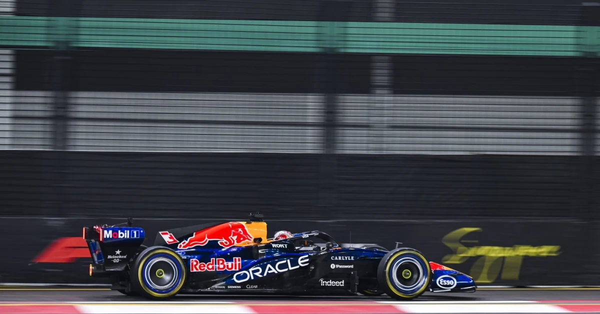 Max Verstappen in pole position per la sprint del GP di Singapore, con Russell e Leclerc alle spalle