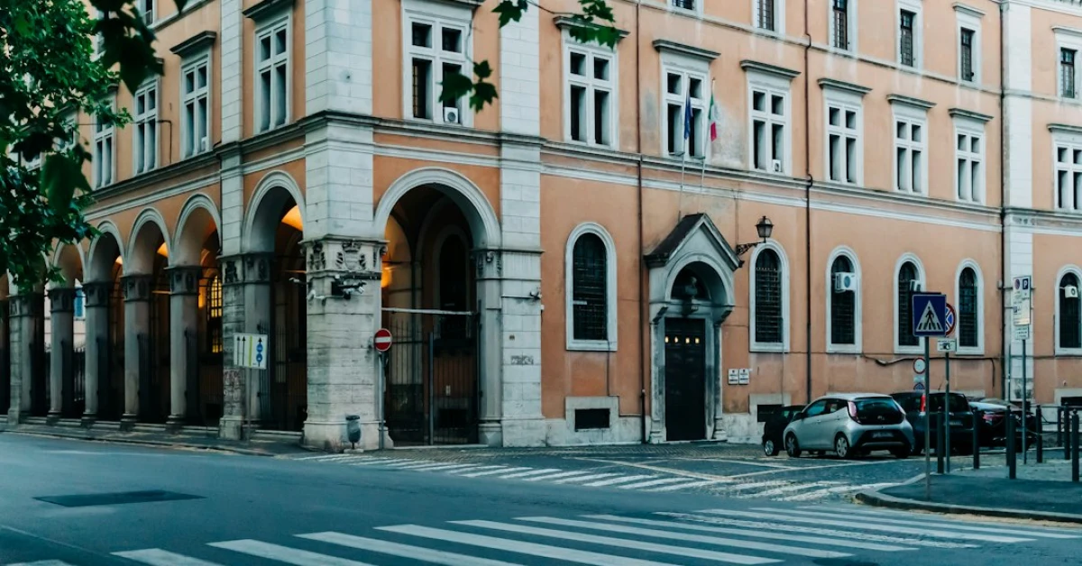 Auto parcheggiate in stalli disabili nel parcheggio di un supermercato con segnaletica stradale