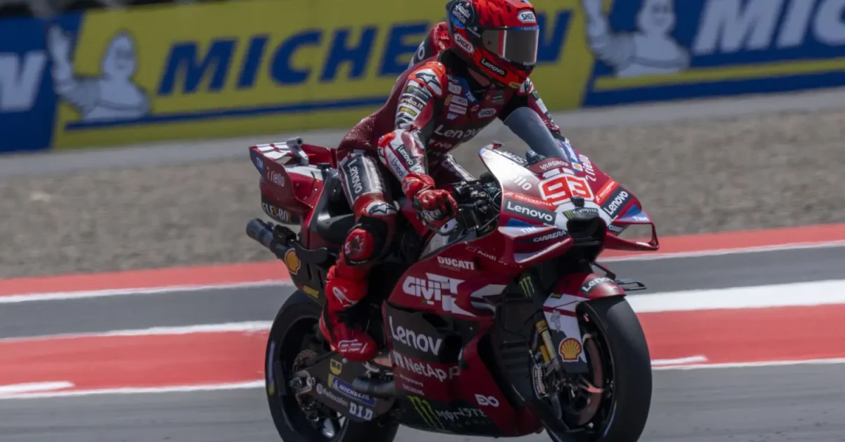 Marc Marquez esulta dopo la vittoria nella Sprint Race MotoGP in Indonesia sul circuito di Mandalika