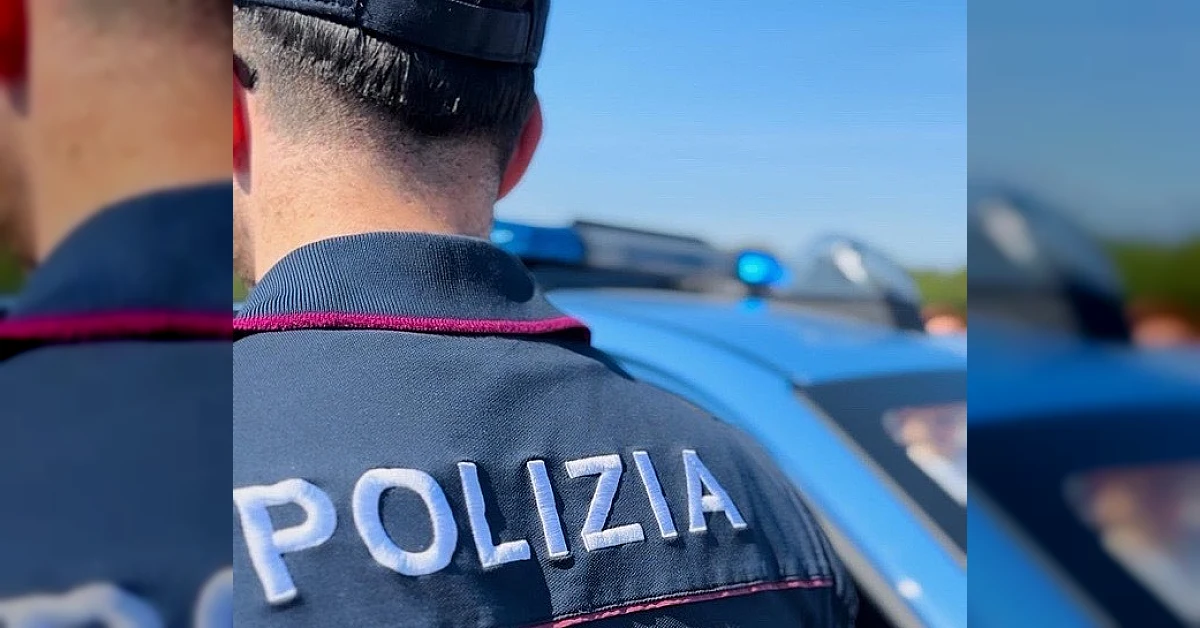 Auto della polizia in strada a Reggio Calabria: uomo arrestato per aggressione alla moglie