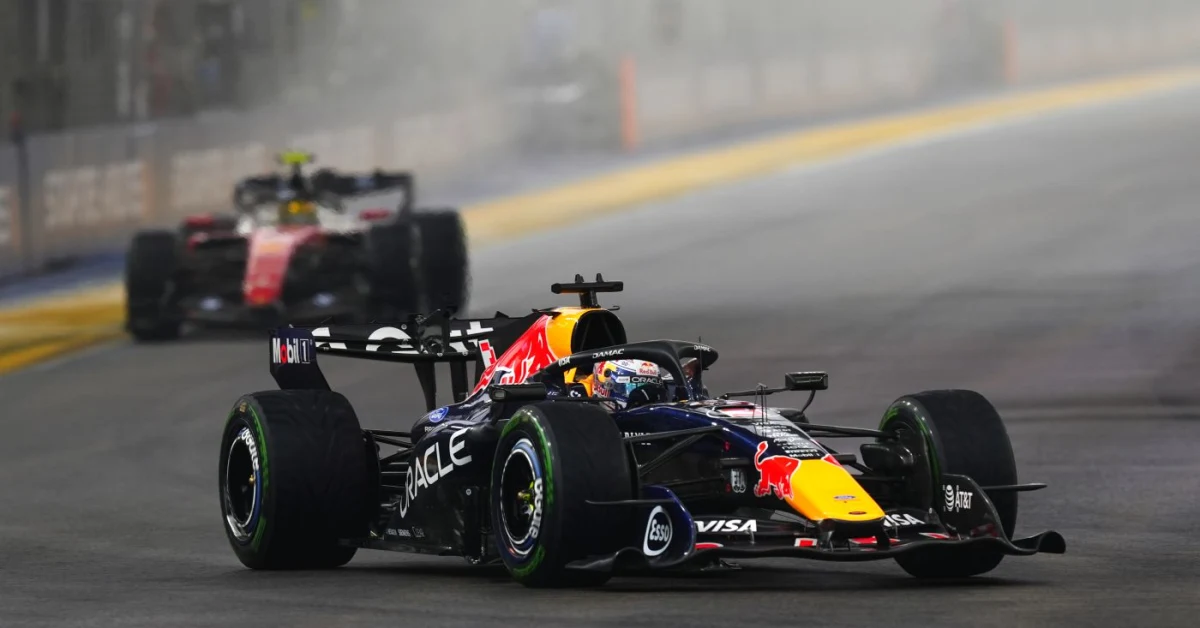 Max Verstappen esulta dopo la vittoria nella Sprint Race del GP di Singapore 2026 sul circuito di Marina Bay