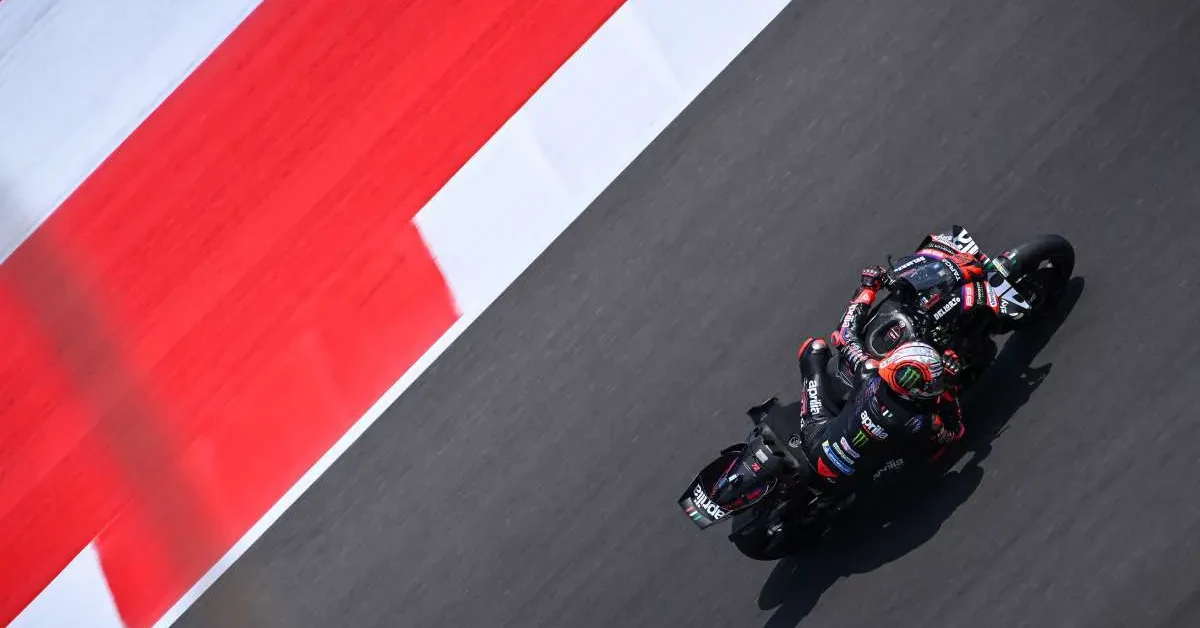 Marco Bezzecchi esulta sul podio del GP di Indonesia a Mandalika con Raul Fernandez e Jorge Martin, tripletta Aprilia