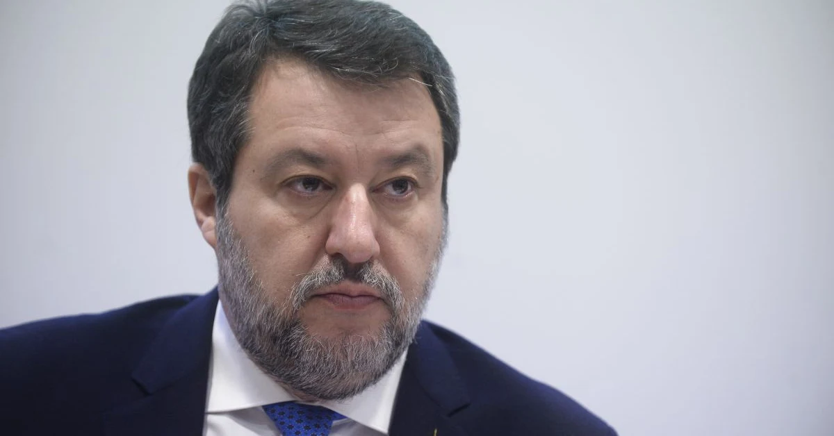 Matteo Salvini durante un presidio della Lega alle case popolari di via Rizzoli a Milano