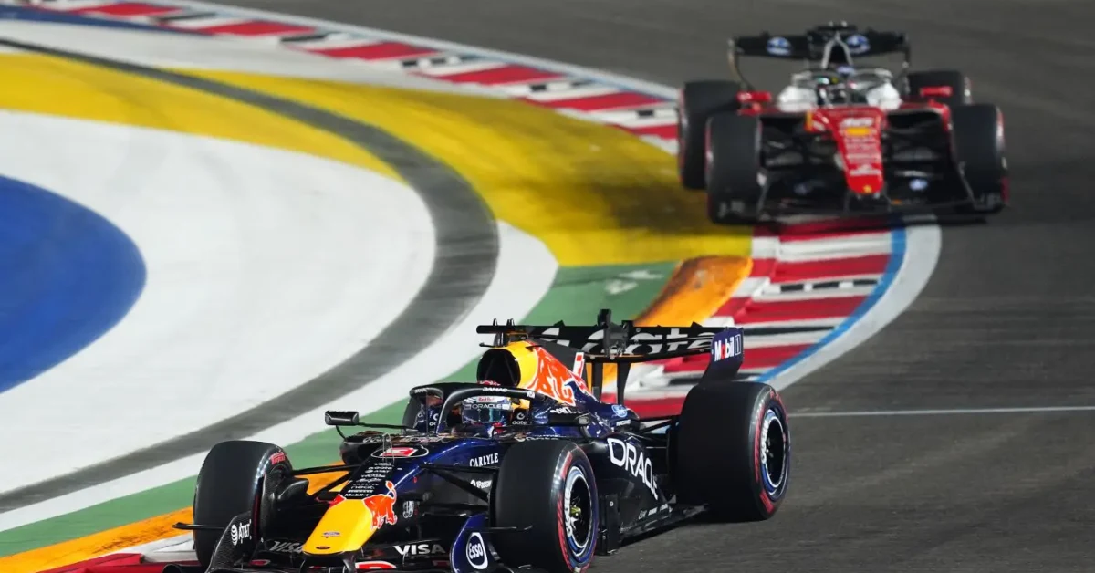 Max Verstappen esulta sul podio del GP di Singapore 2026 davanti a Leclerc e Antonelli a Marina Bay