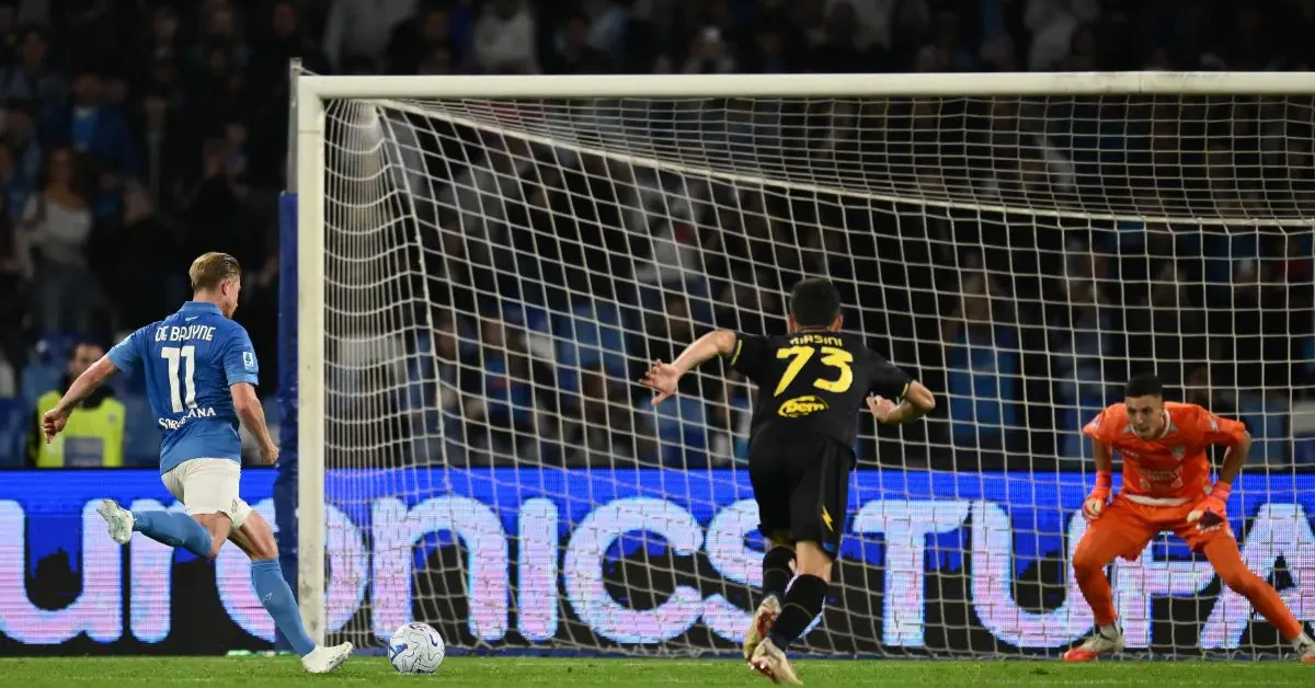 Napoli-Frosinone 3-0 al Maradona: De Bruyne e Lang protagonisti nella vittoria partenopea