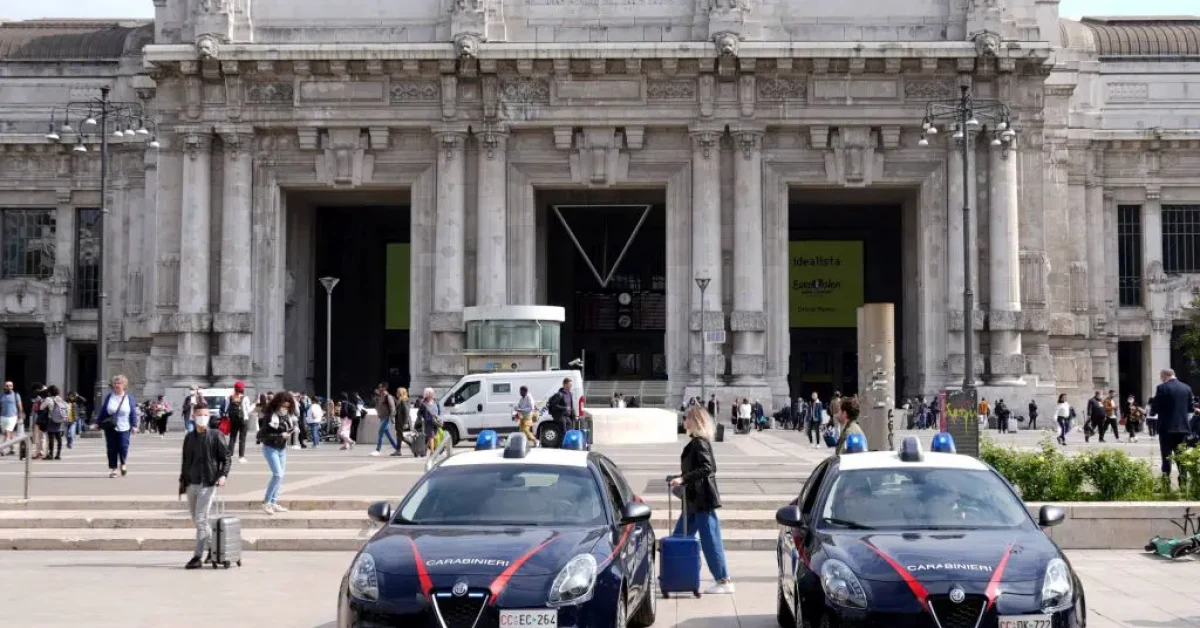 Arresto a Milano di un uomo per furto ai danni di una turista statunitense ferma al semaforo