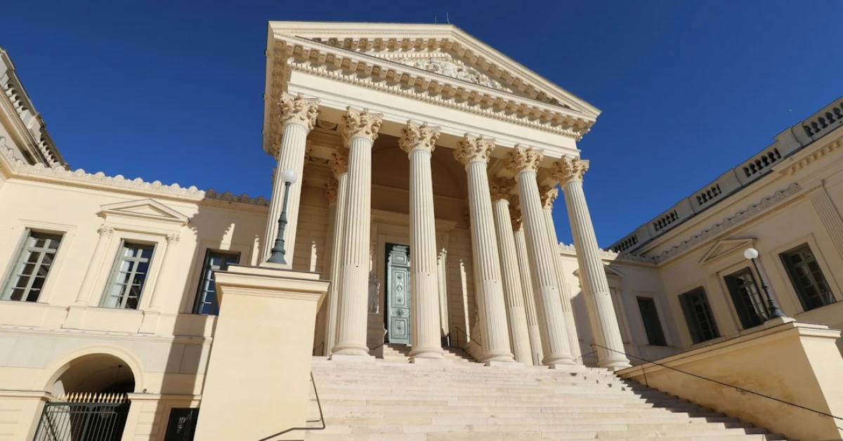 Sentiero sterrato tra due proprietà recintate, simbolo di usucapione servitù di passaggio