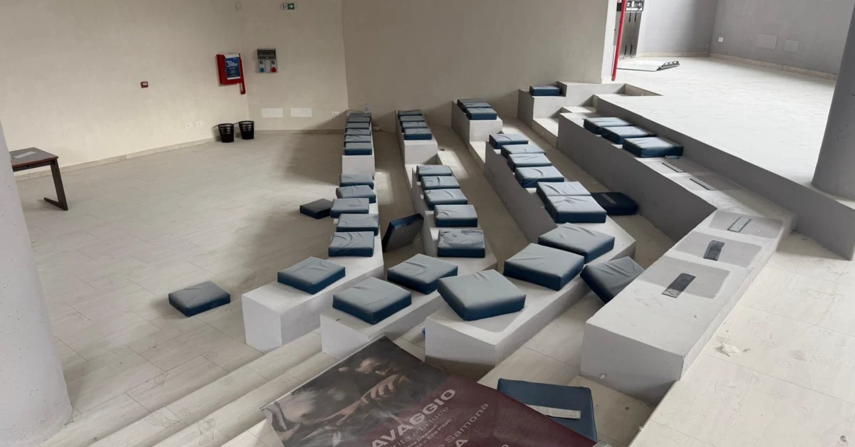 Teatro Samonà di Sciacca danneggiato da raid vandalico, porte forzate e interni distrutti