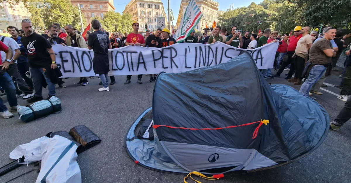Lavoratori ex Ilva in tenda davanti alla prefettura di Genova durante la protesta
