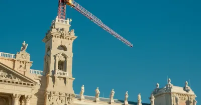 Condominio, per fermare i lavori approvati non basta impugnare la delibera: serve la sospensione cautelare