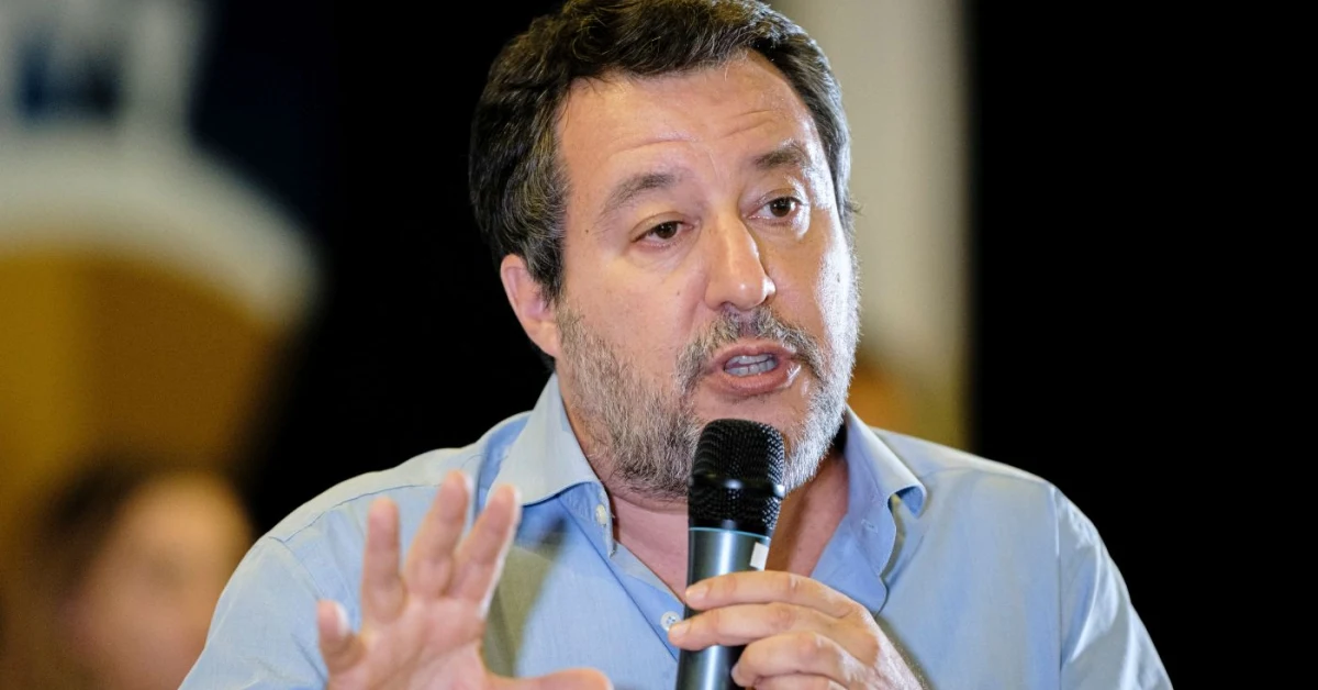 Matteo Salvini durante l'annuncio delle dimissioni da segretario della Lega