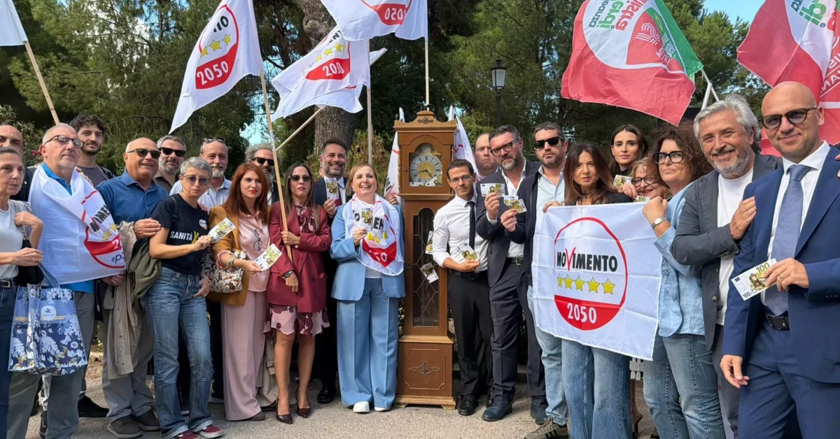Manifestazione a Palermo davanti a Palazzo d'Orleans con opposizioni siciliane che chiedono le dimissioni di Schifani