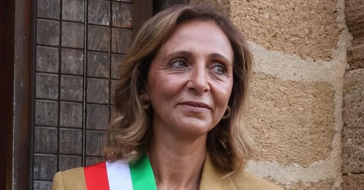 La sindaca Giovanna Casà durante un intervento pubblico a Sambuca di Sicilia