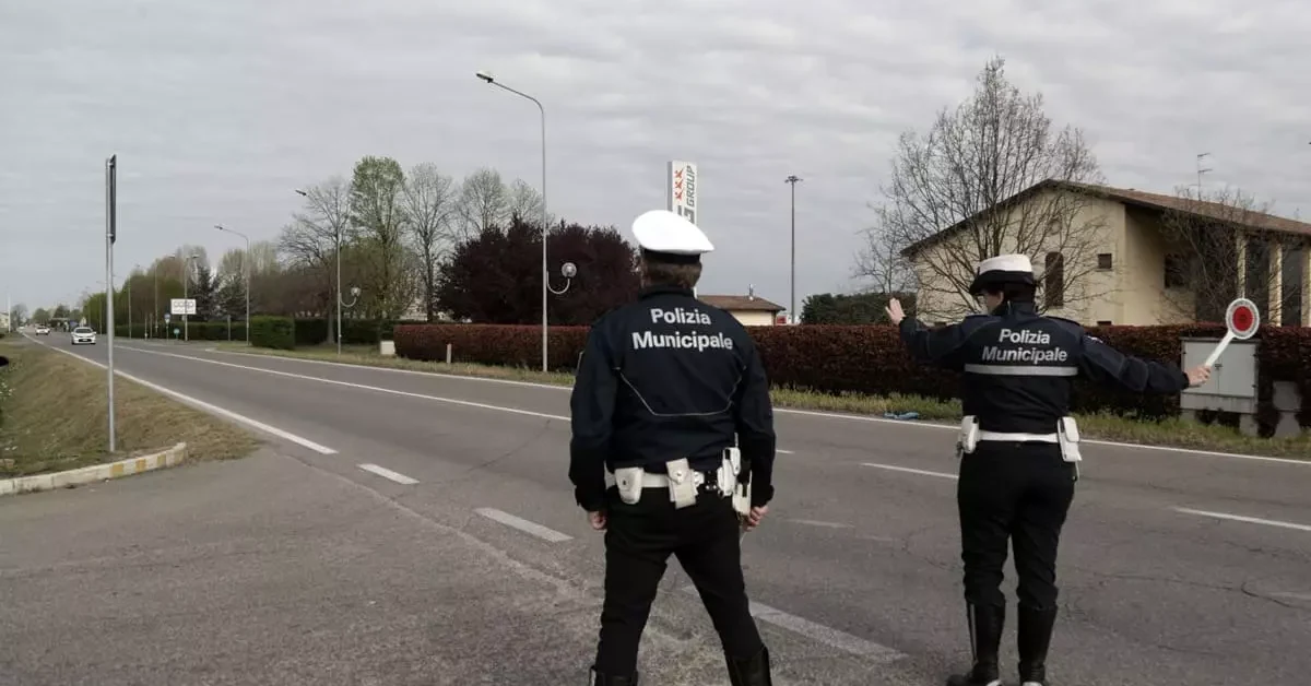 Illustrazione del nuovo Codice della Strada con multe ridotte e controlli assicurativi