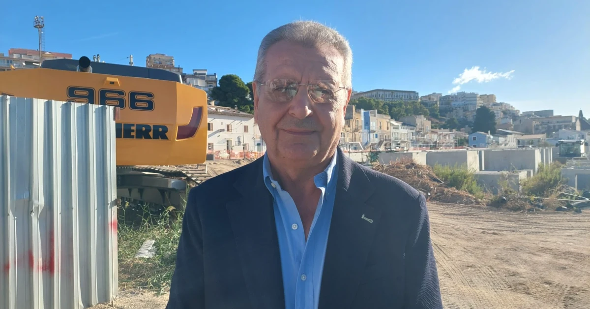 Nuova banchina del porto di Sciacca e viadotto Cansalamone in costruzione a Sciacca