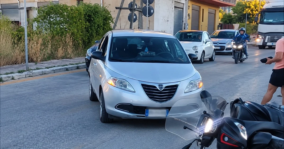 Incidente stradale a Sciacca in via Lioni: scontro tra auto e scooter, soccorsi sul posto