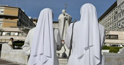 Papa Leone XIV cammina e fa colazione al Gemelli, esami confermano decorso regolare dopo l'intervento al polmone