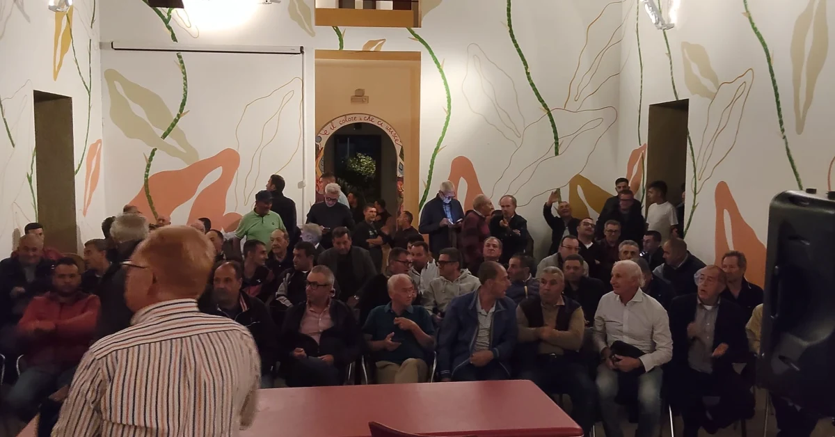 Olivicoltori dei Monti Sicani riuniti in assemblea per discutere la crisi del settore olivicolo e lo stop alla raccolta delle olive