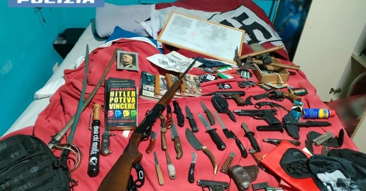Arsenale di armi illegali e propaganda neonazista sequestrati in una camera da letto a Voghera