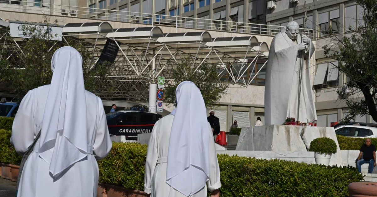 Papa Leone XIV in convalescenza al Policlinico Gemelli dopo l'intervento al polmone del 13 ottobre