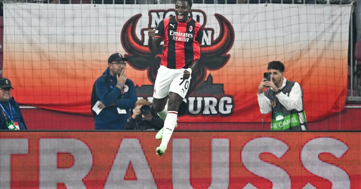 Giocatori del Milan esultano dopo il gol contro il Salisburgo in Europa League