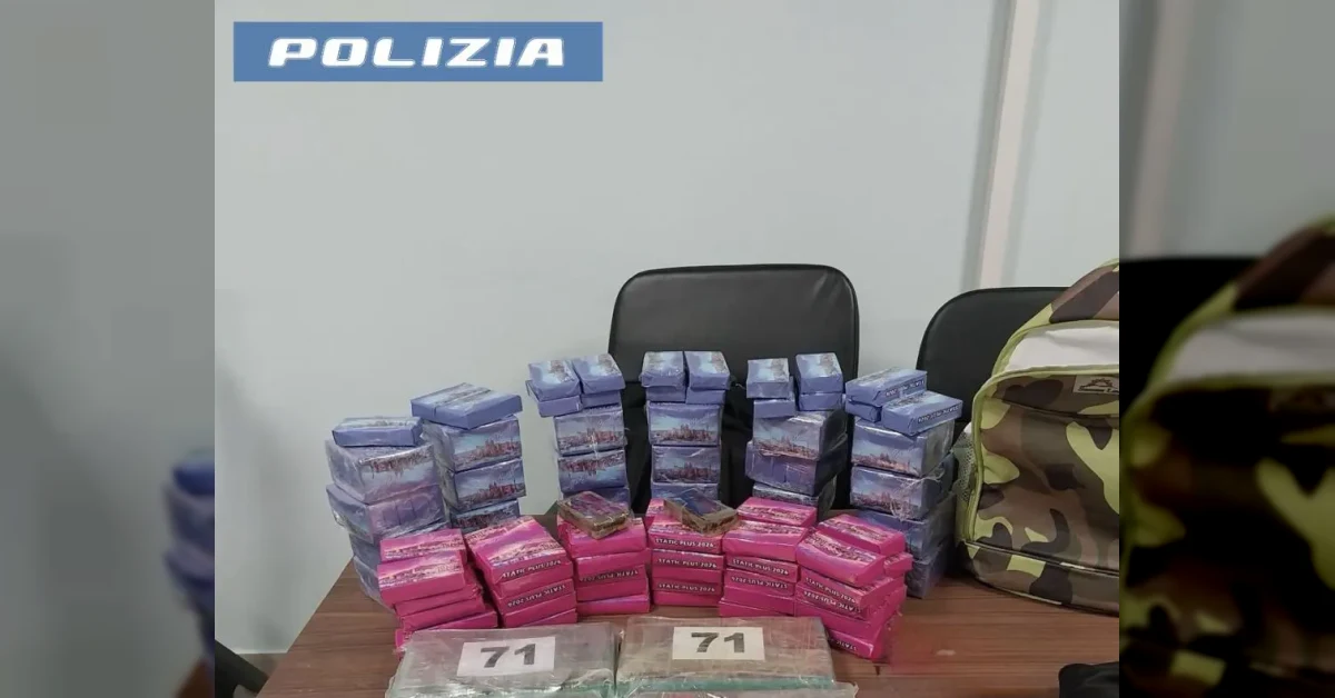 Auto parcheggiata a Ostia usata come nascondiglio per 28 kg di droga in vani elettronici