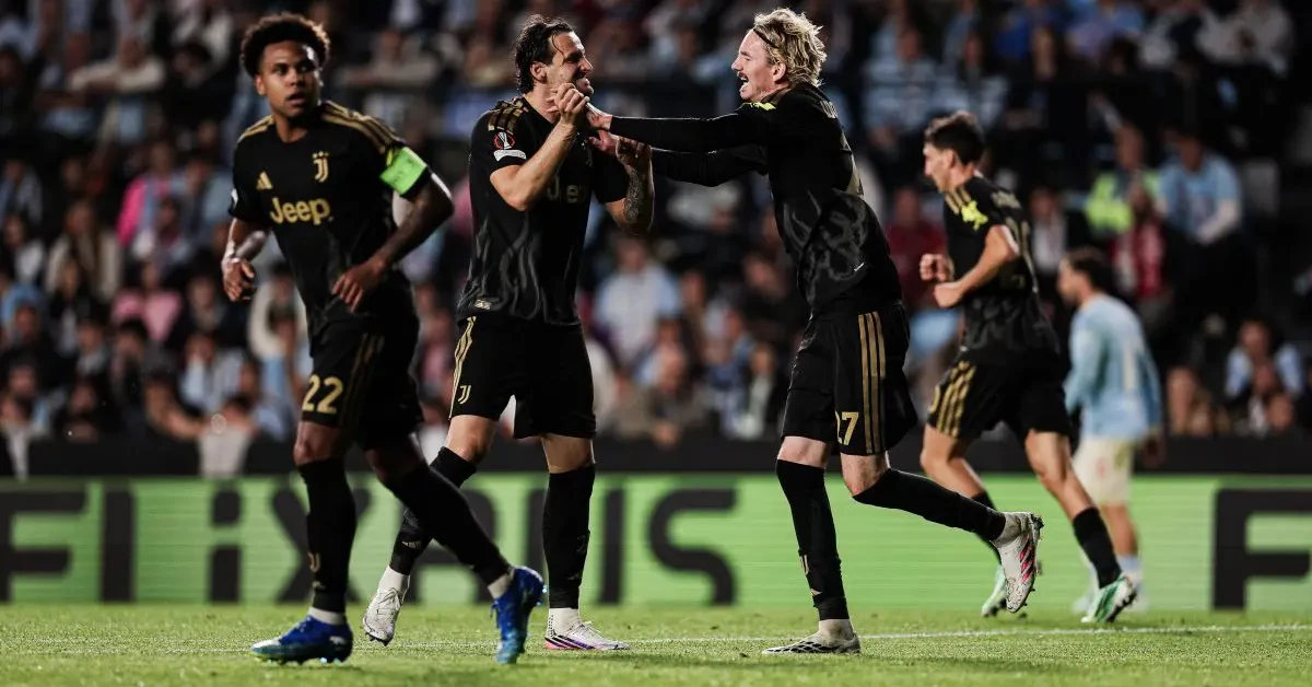 Kolo Muani esulta dopo il gol vittoria della Juventus contro il Celta Vigo a Balaídos