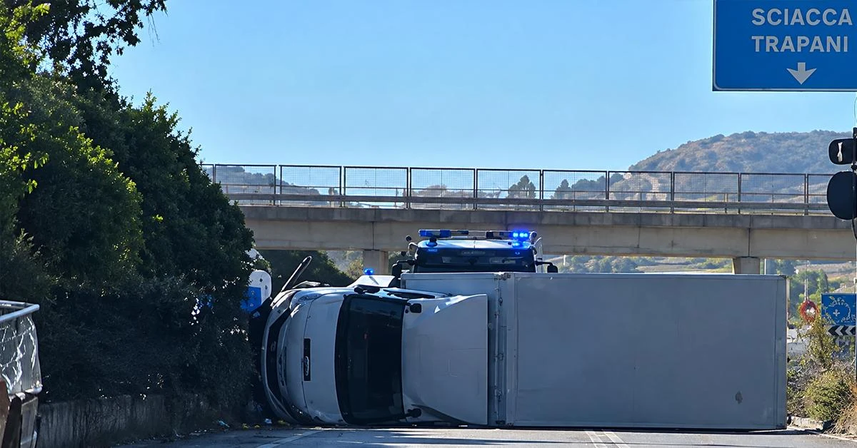 Camion ribaltato sulla statale 115 a Borgo Bonsignore, traffico rallentato e senso alternato