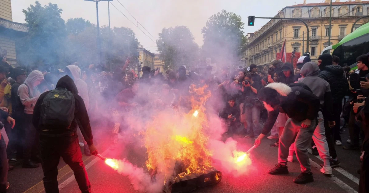 Studenti in piazza in Italia con corteo 'Nessuno è straniero' a Milano e proteste a Torino