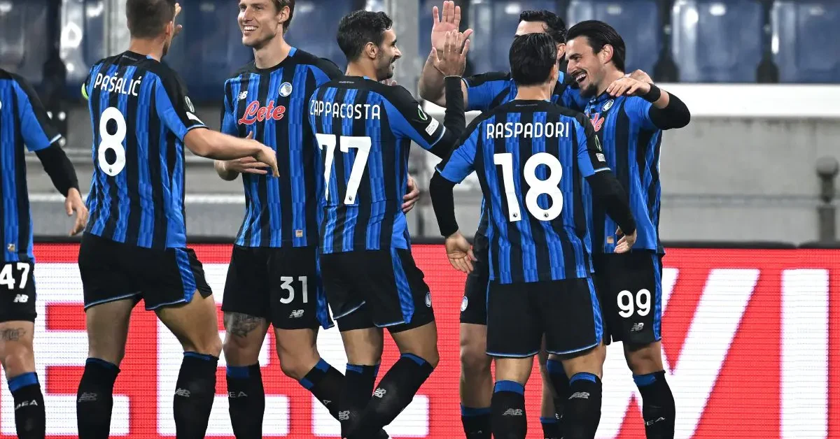 Calciatori dell'Atalanta esultano dopo un gol nella partita di Conference League contro il Pafos