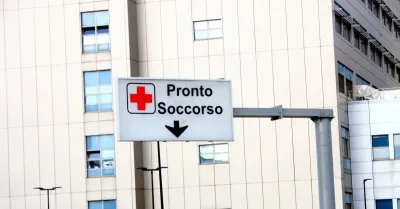 Neonato morto a Cecina, madre lo porta in ospedale in un sacchetto e dice di non aver saputo della gravidanza