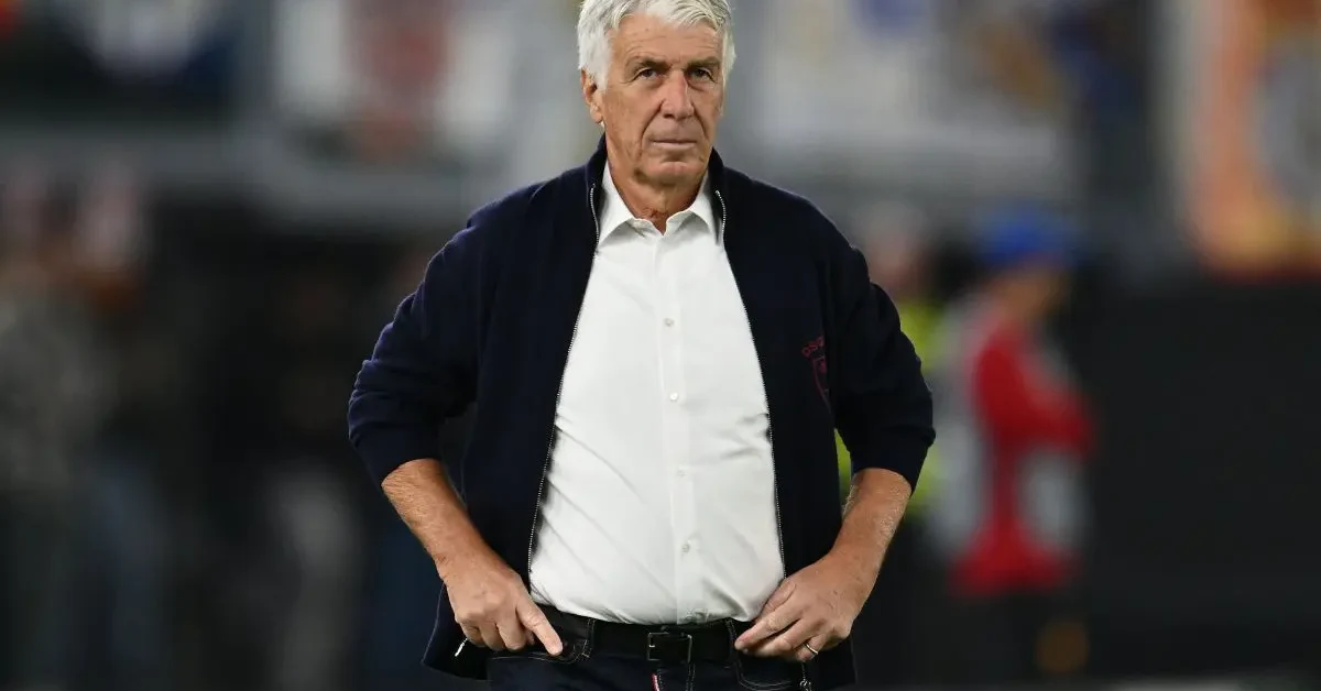 Gasperini in conferenza stampa alla vigilia di Genoa-Roma, con sguardo concentrato e microfoni davanti