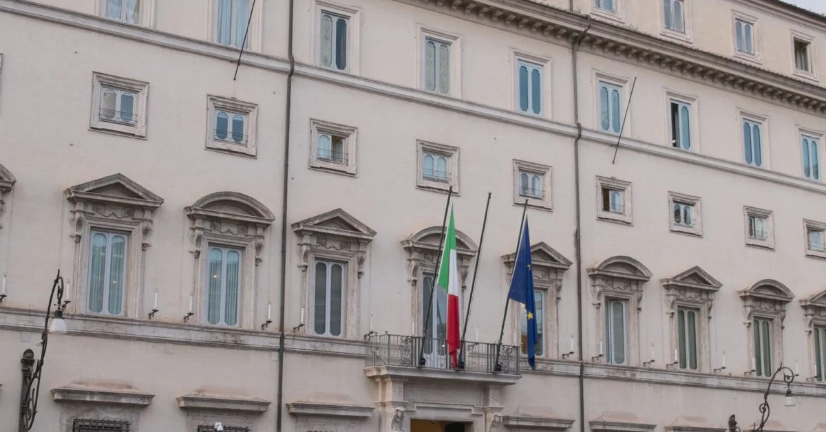 Palazzo Chigi e bandiera UE: intesa sul Dl Bollette per contenere i costi dell'energia