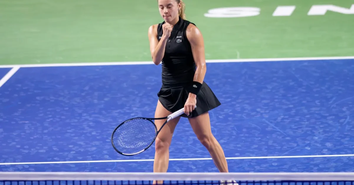 Maja Chwalinska esulta dopo aver battuto Iga Swiatek 7-5 6-1 nel derby polacco alle semifinali del Wuhan Open