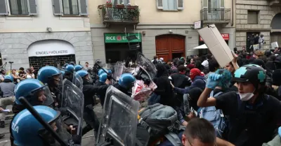 Corteo 'Italia in Piazza', sassi e bombe carta contro la polizia a Milano e devastazioni alla stazione di Bologna
