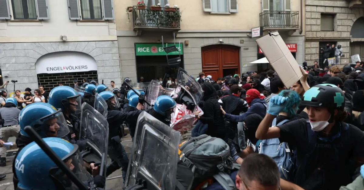 Scontri a Milano durante il corteo 'Italia in Piazza': polizia antisommossa in piazza Duomo
