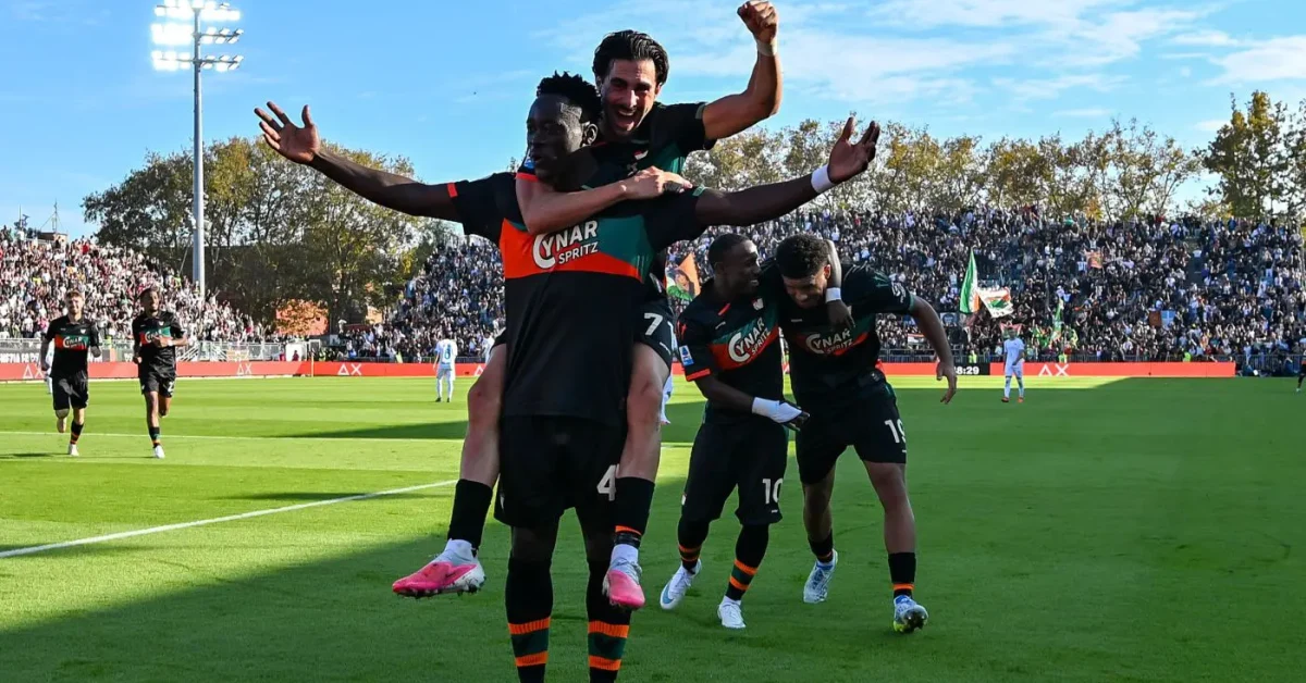Akor Adams esulta dopo il gol del Venezia contro il Napoli al Penzo