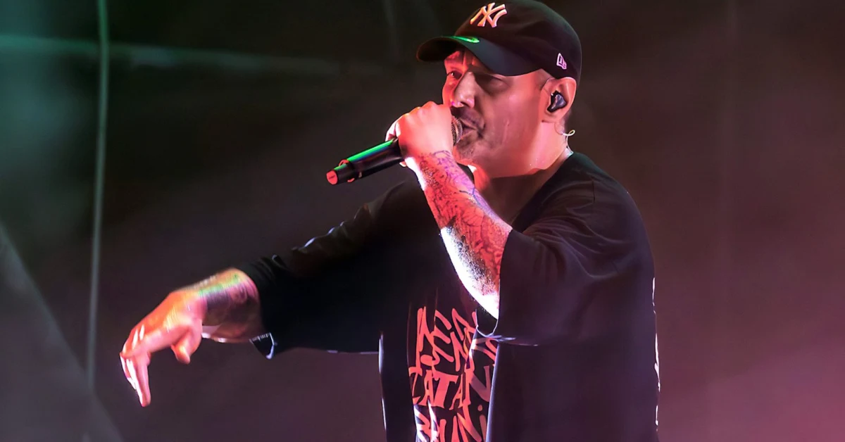 Fabri Fibra festeggia 50 anni con l'album Zarathustra Style in vetta alle classifiche italiane