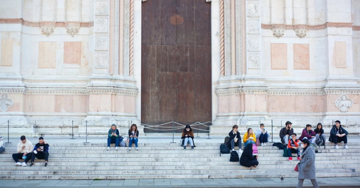 Fotocopiatrice scolastica in funzione con pile di fotocopie di libri di testo tra i banchi di scuola