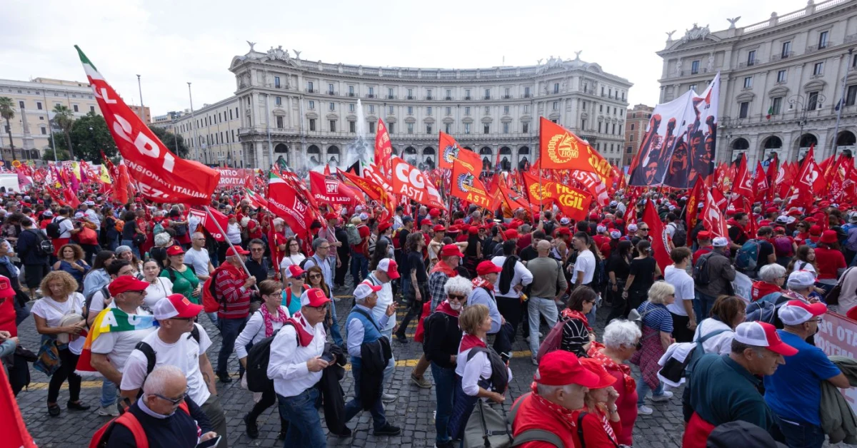 Manifestazione Cgil a Roma con oltre centomila persone e striscioni per lo sciopero generale del 20 novembre