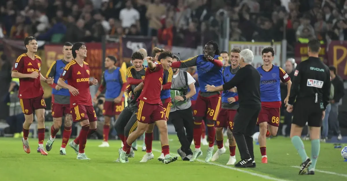 Giocatori della Roma esultano all'Olimpico dopo il gol vittoria contro il Genoa in Serie A