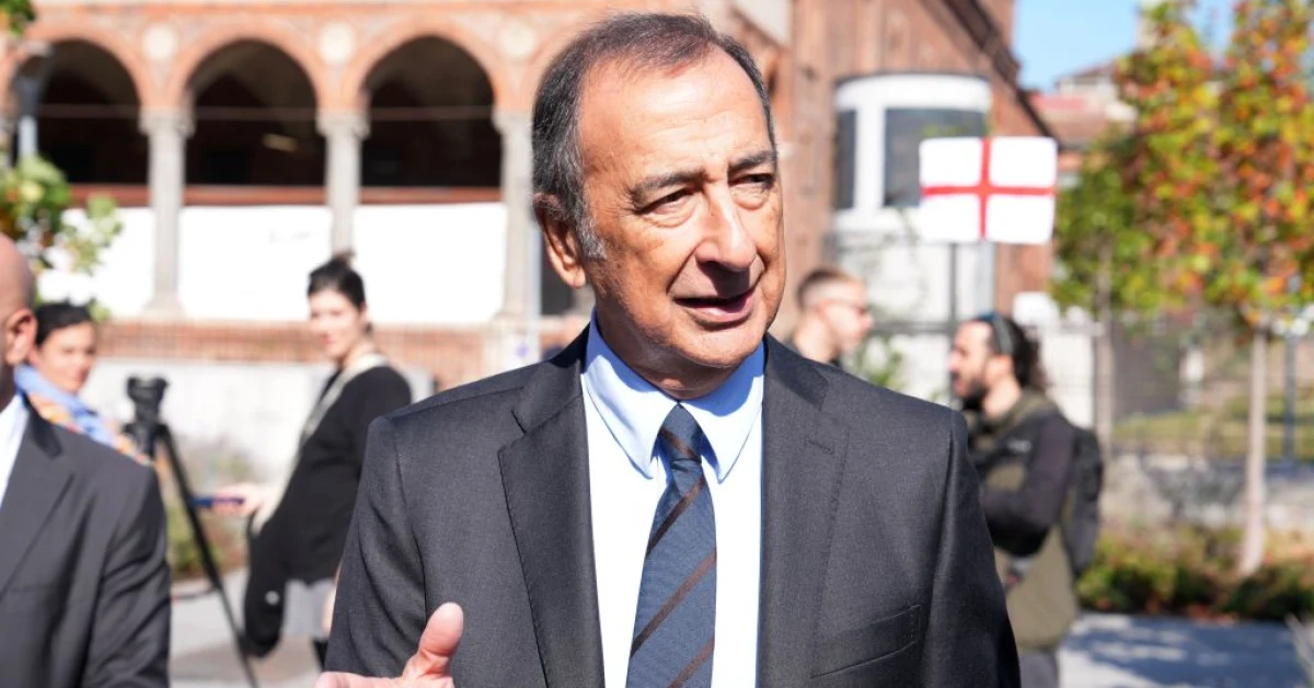 Giuseppe Sala, sindaco di Milano, durante la manifestazione in piazza Duomo con scontri e danni