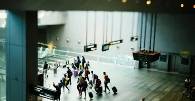 Regolamento UE 2026/2202 sui voli, rimborsi in denaro e stop ai costi extra per il trolley dal 23 ottobre 2027